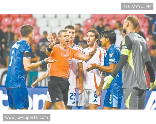 以色列国歌奏响时，意大利球迷集体背对球场