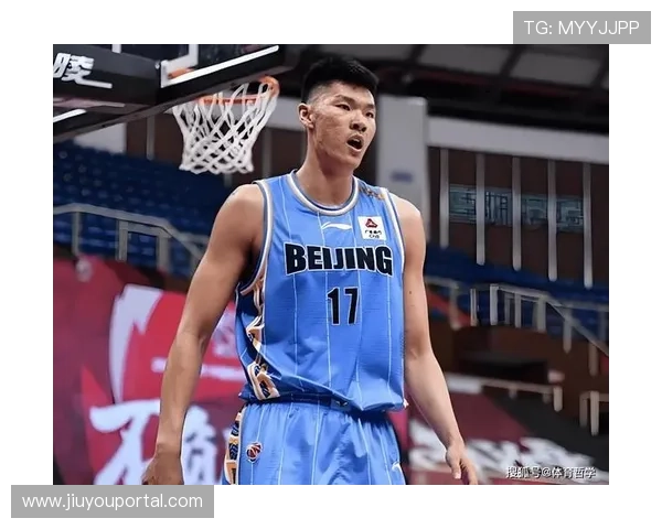 北京队范子铭篮下强硬上篮打成2+1